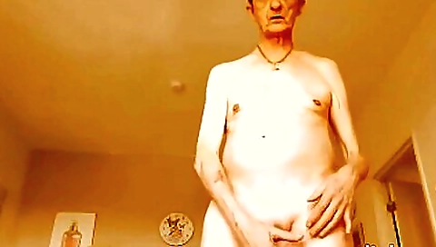 Short haired amateur girl loves anal